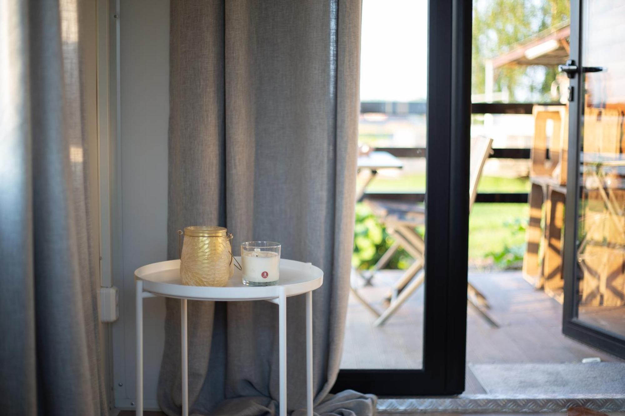 Houten Huisje Tussen Paarden Nieuwerkerken Exteriör bild