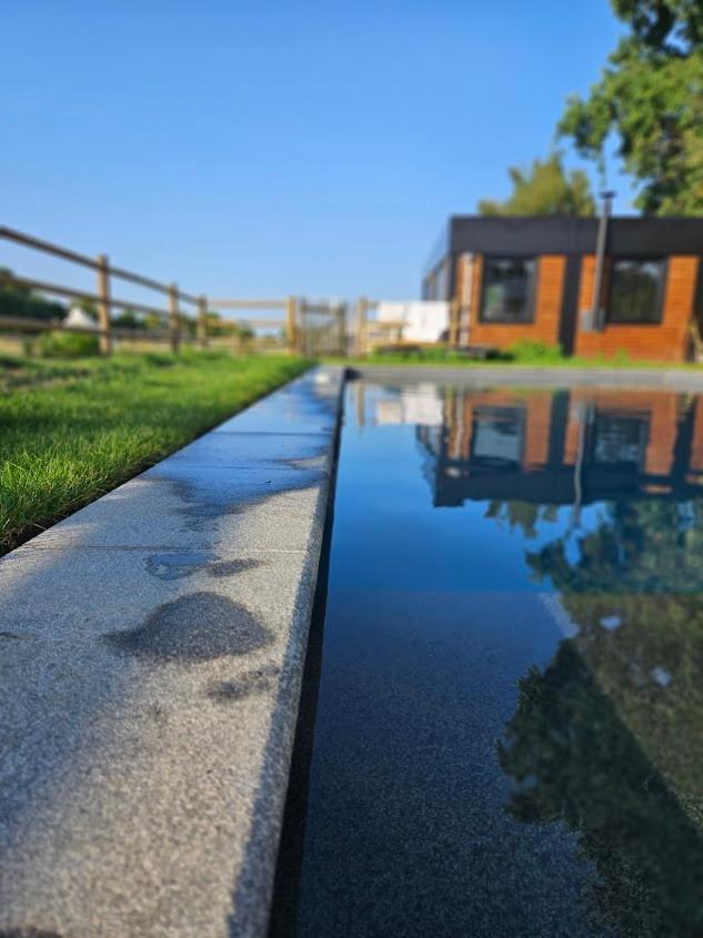 Houten Huisje Tussen Paarden Nieuwerkerken Exteriör bild